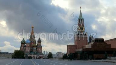 俄罗斯红色广场上的圣巴斯尔斯大教堂，克里姆林宫的塔楼和城墙